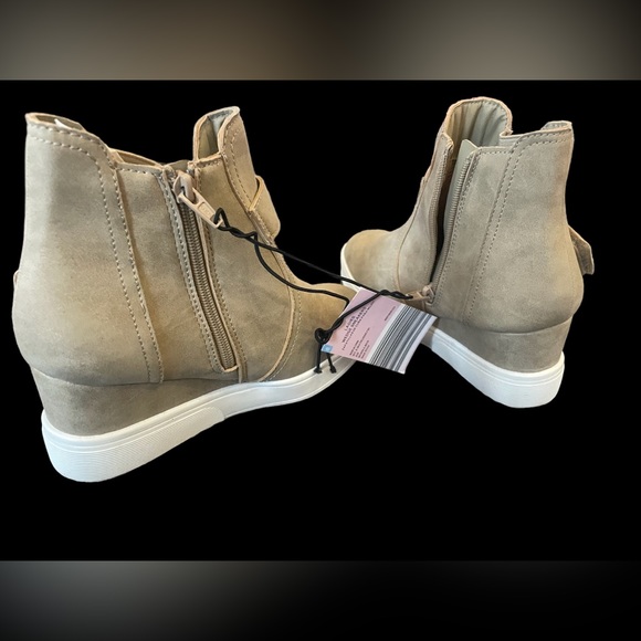 New with tags Sierra stacked sneaker/ casual shoe tan size 8 - Picture 3 of 4